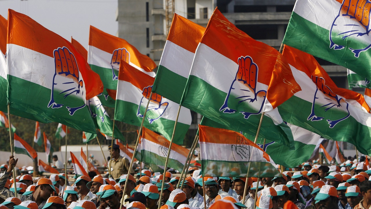 Supporters hold party flags during an election campaign rally by India's ruling Congress party president Sonia Gandhi in Mumbai April 26, 2009. REUTERS/Punit Paranjpe (INDIA POLITICS ELECTIONS) - GM1E54Q1QHD01
