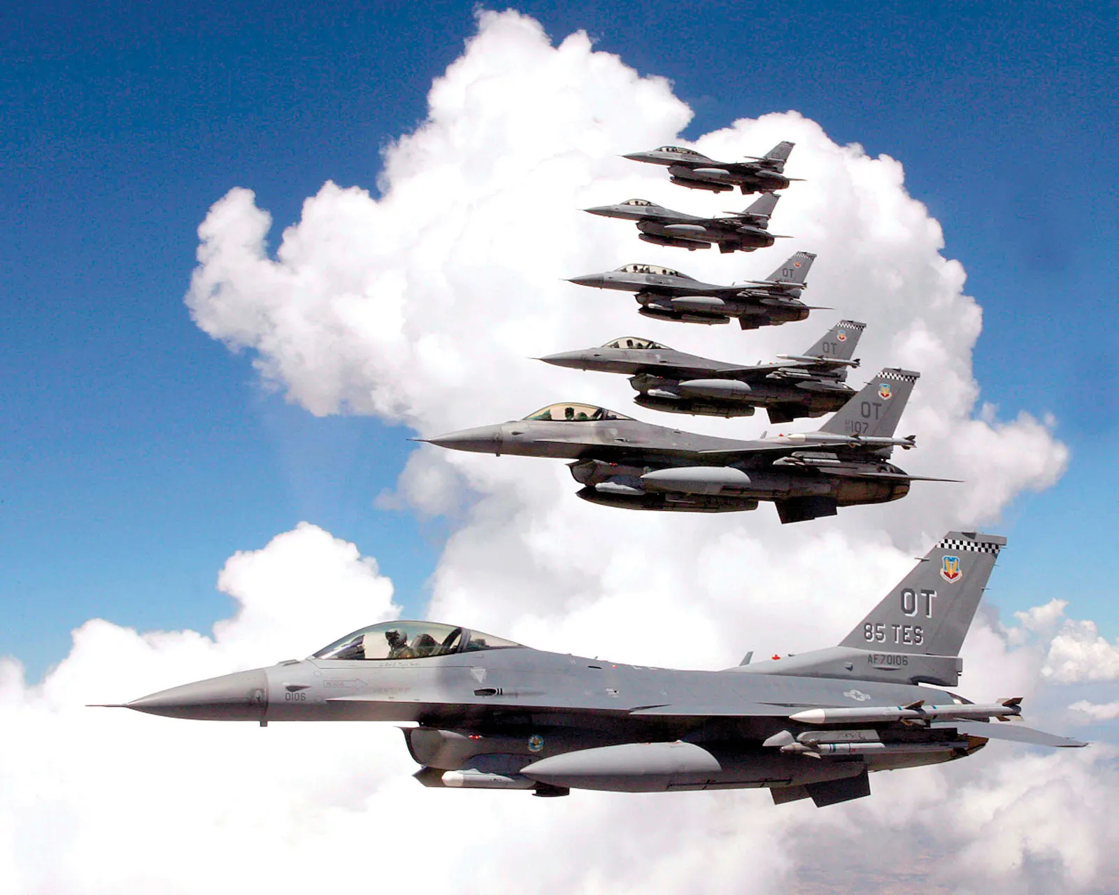 US-Air-Force-formation-F-16-Fighting-Falcons