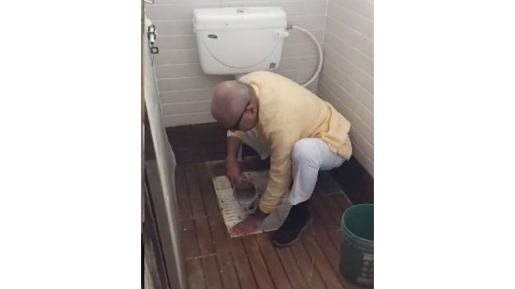 janardhan mishra - BJP MP cleaning toilet