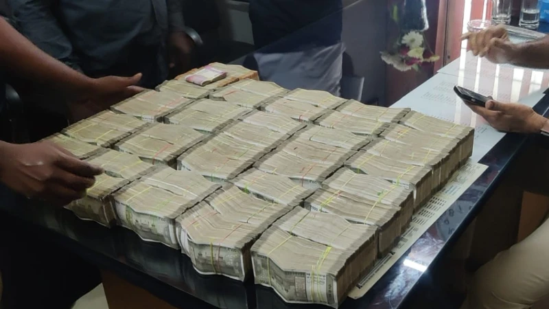 1 crore seized from the auto